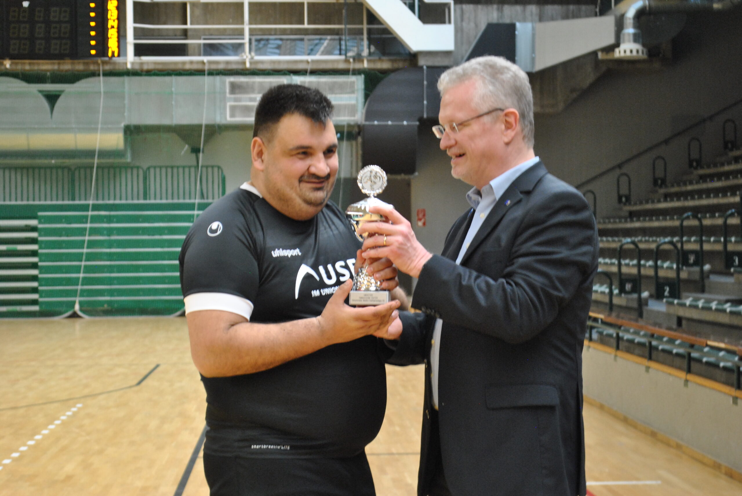 Übergabe des Siegerpokals durch BSB-Vizepräsident Stefan Schenck